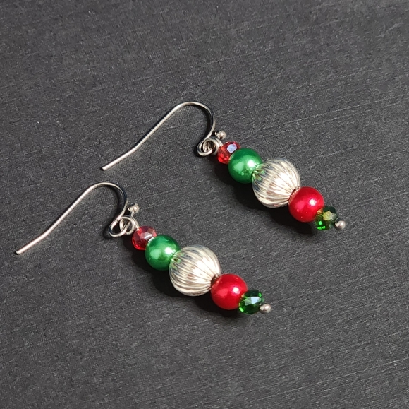 Christmas Red & Green Dangle Pearl & Crystal Earrings Handmade - Picture 3 of 3